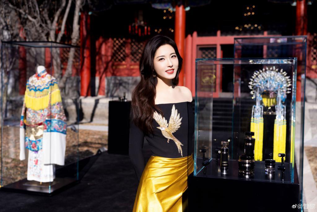 女王!曾黎穿露肩装配金色长裙优雅迷人