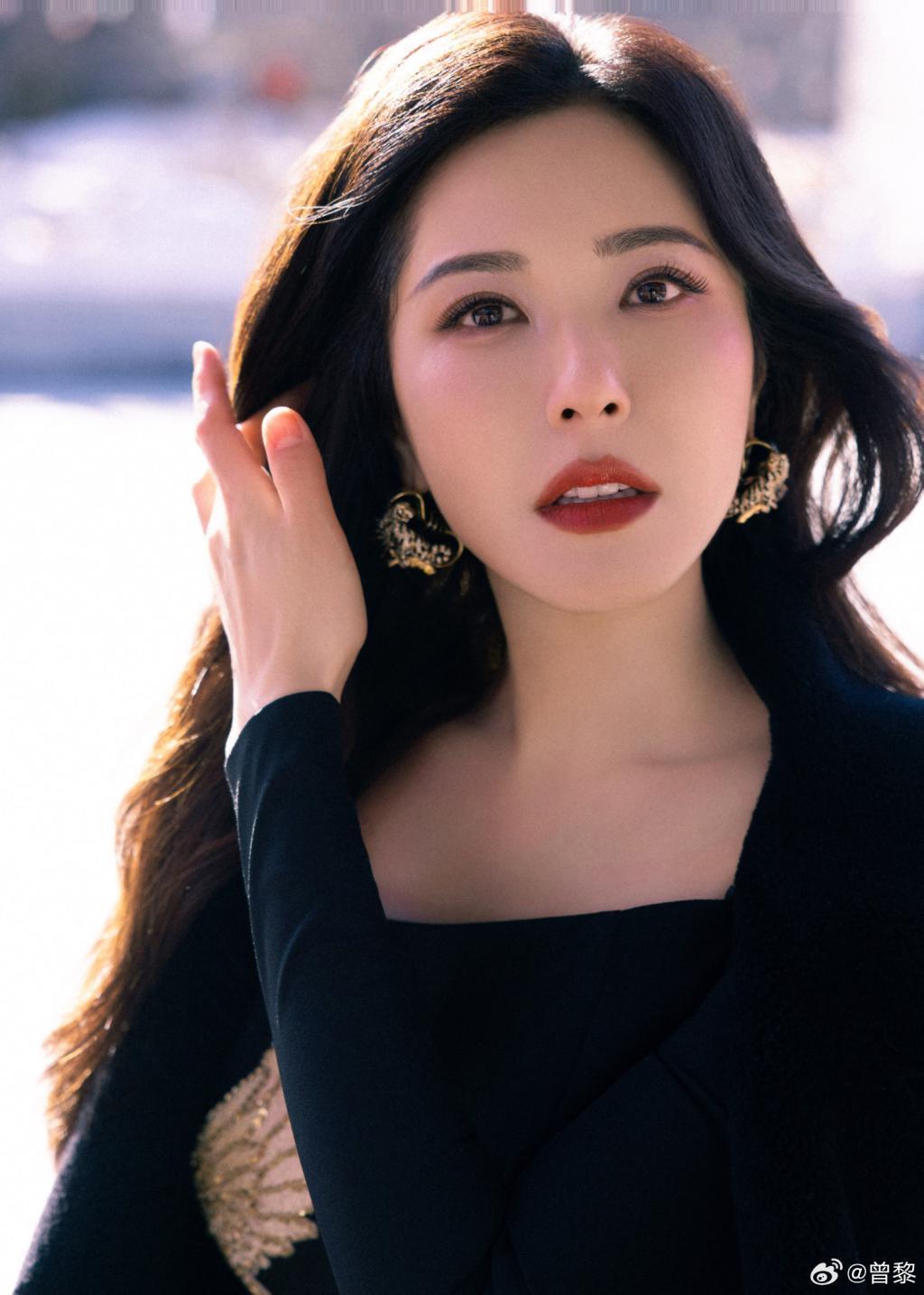 女王!曾黎穿露肩装配金色长裙优雅迷人