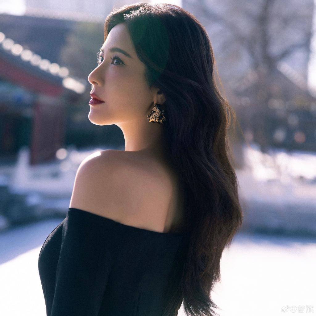 女王!曾黎穿露肩装配金色长裙优雅迷人