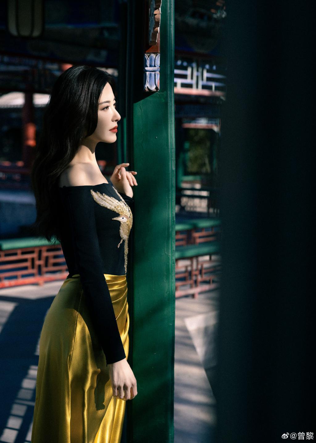 女王!曾黎穿露肩装配金色长裙优雅迷人