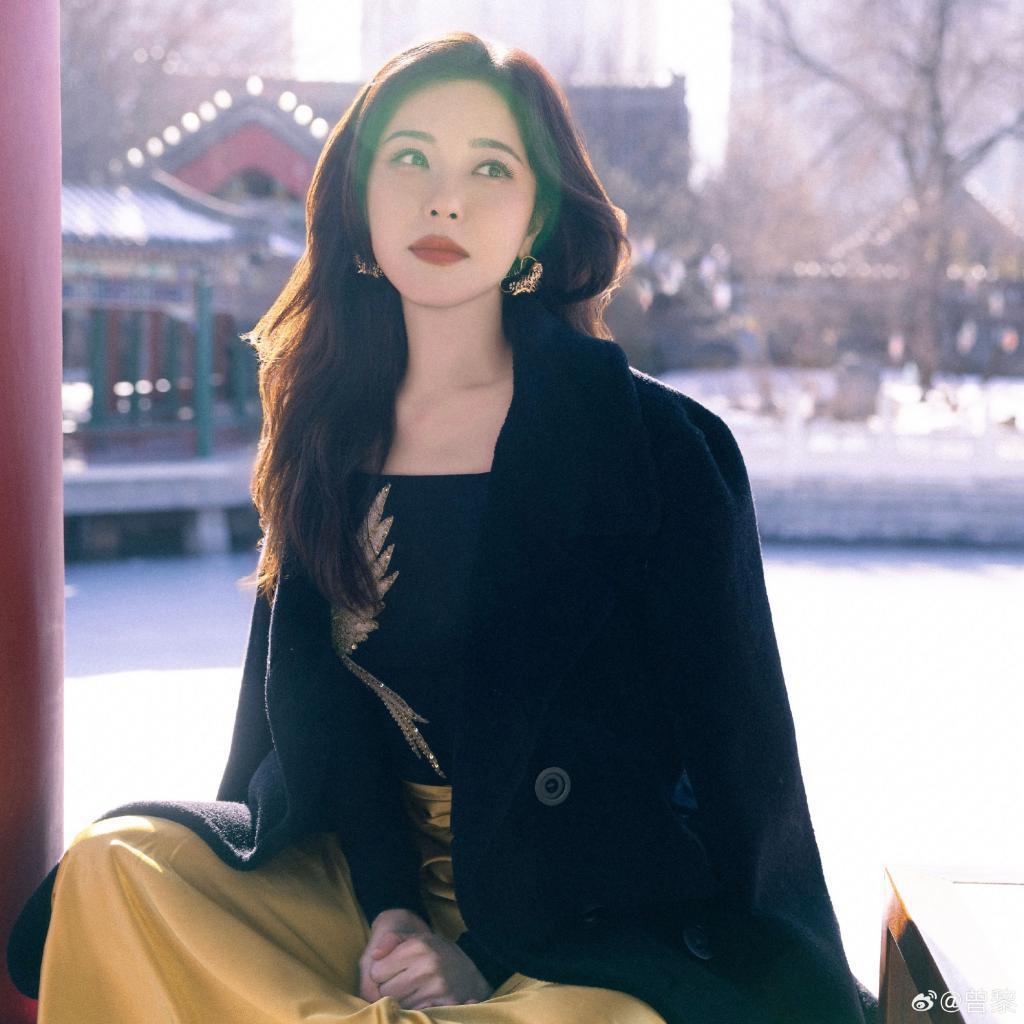 女王!曾黎穿露肩装配金色长裙优雅迷人