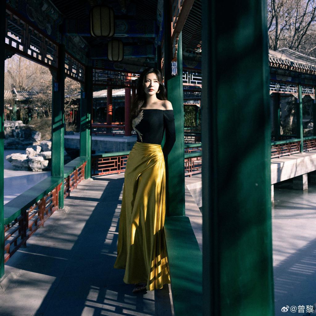 女王!曾黎穿露肩装配金色长裙优雅迷人