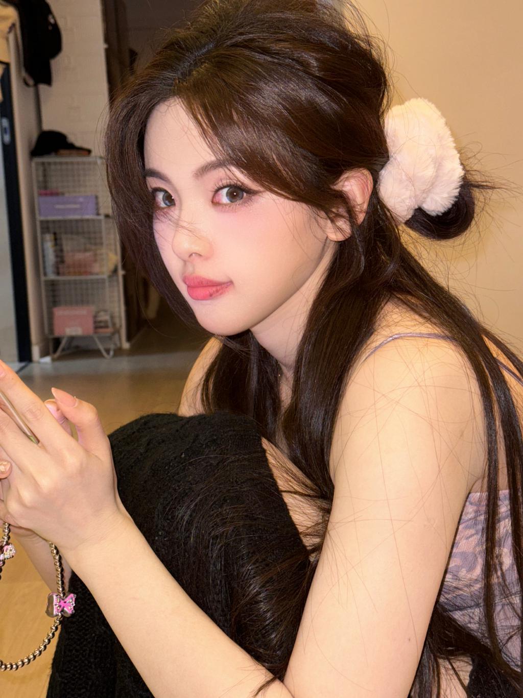 杨超越穿吊带坐地玩手机 双手托腮嘟嘴卖萌