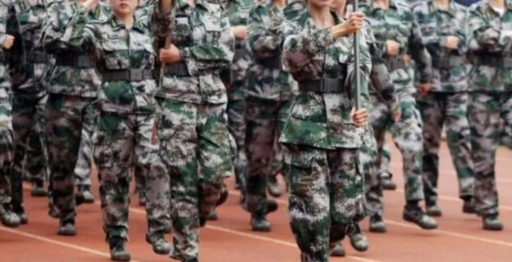 女大学生因军训照走红，拒绝多家公司邀约，原因超直接！