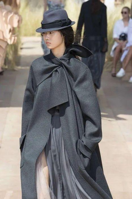 格雷系女人，冬日的气质还是她们最懂