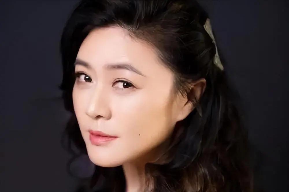 单恋陆毅，痴爱王志文，富豪老公死在狱中，她拿百亿财产度日