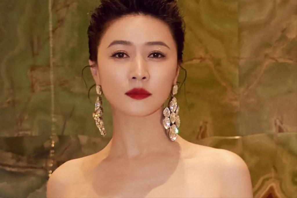 单恋陆毅，痴爱王志文，富豪老公死在狱中，她拿百亿财产度日