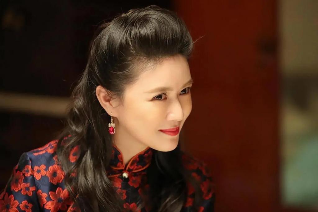 单恋陆毅，痴爱王志文，富豪老公死在狱中，她拿百亿财产度日