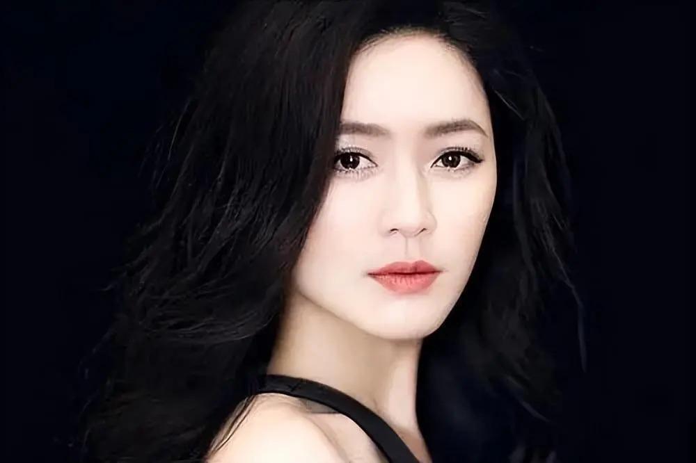 单恋陆毅，痴爱王志文，富豪老公死在狱中，她拿百亿财产度日