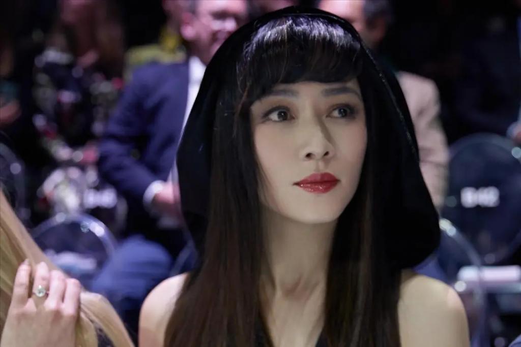 单恋陆毅，痴爱王志文，富豪老公死在狱中，她拿百亿财产度日