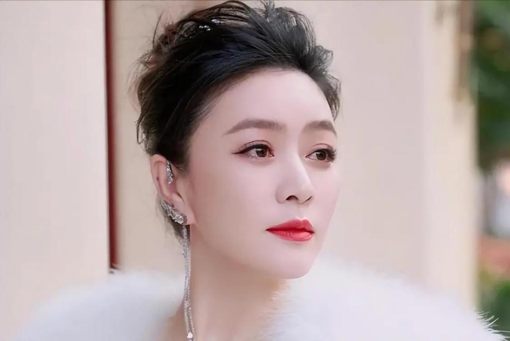 单恋陆毅，痴爱王志文，富豪老公死在狱中，她拿百亿财产度日