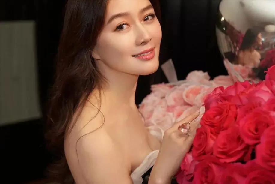 单恋陆毅，痴爱王志文，富豪老公死在狱中，她拿百亿财产度日