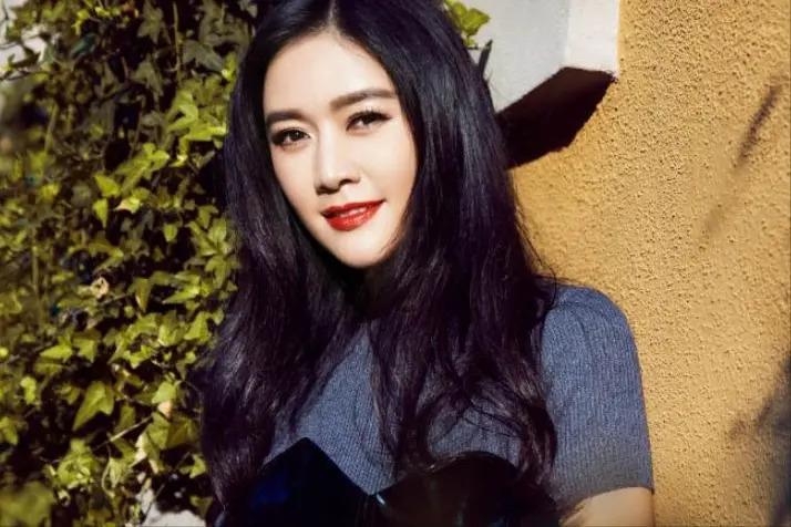 单恋陆毅，痴爱王志文，富豪老公死在狱中，她拿百亿财产度日