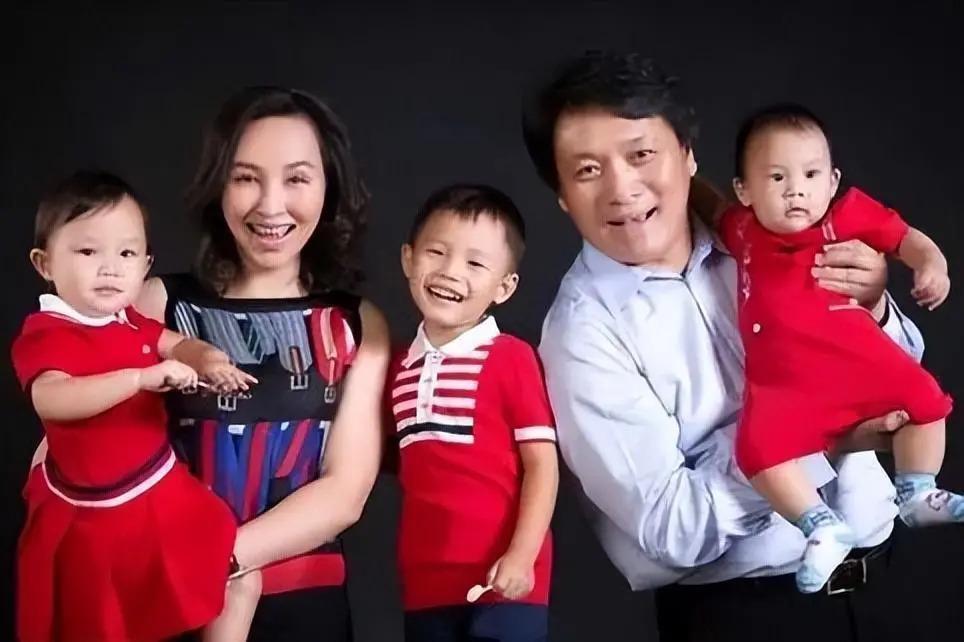 19岁与导演私奔，克服病痛后连生3胎，丈夫用7部剧捧红她