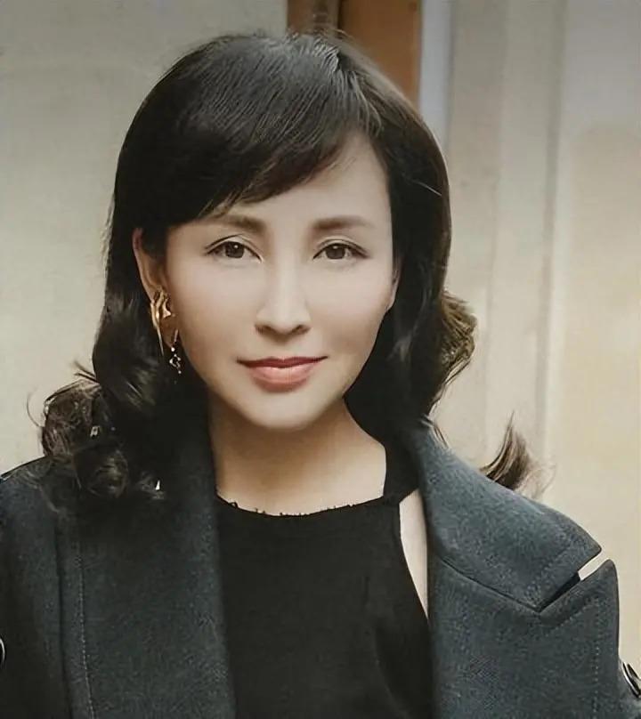 19岁与导演私奔，克服病痛后连生3胎，丈夫用7部剧捧红她