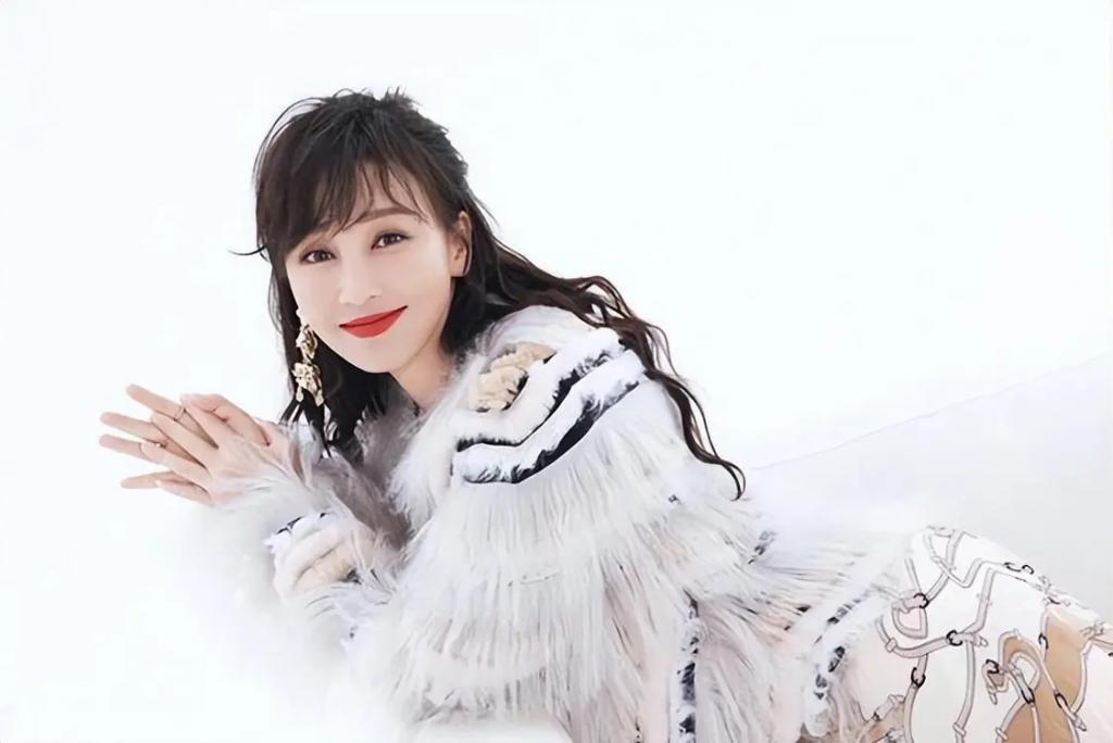 19岁与导演私奔，克服病痛后连生3胎，丈夫用7部剧捧红她