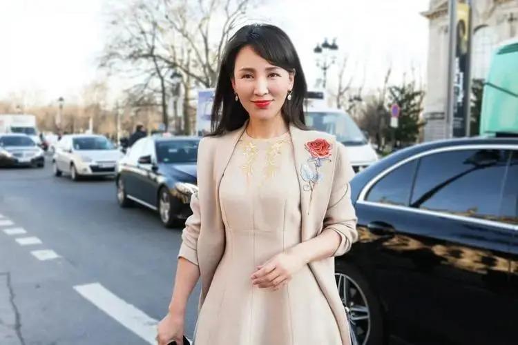 19岁与导演私奔，克服病痛后连生3胎，丈夫用7部剧捧红她