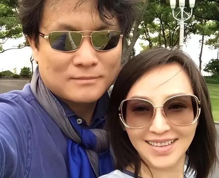 19岁与导演私奔，克服病痛后连生3胎，丈夫用7部剧捧红她
