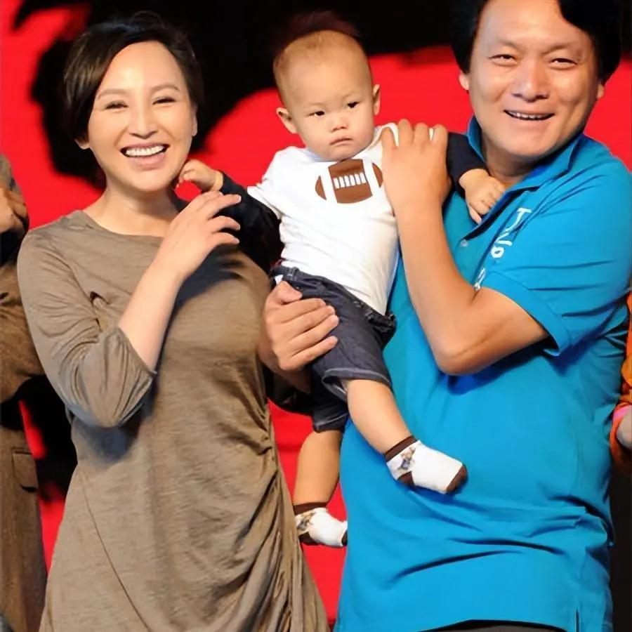 19岁与导演私奔，克服病痛后连生3胎，丈夫用7部剧捧红她