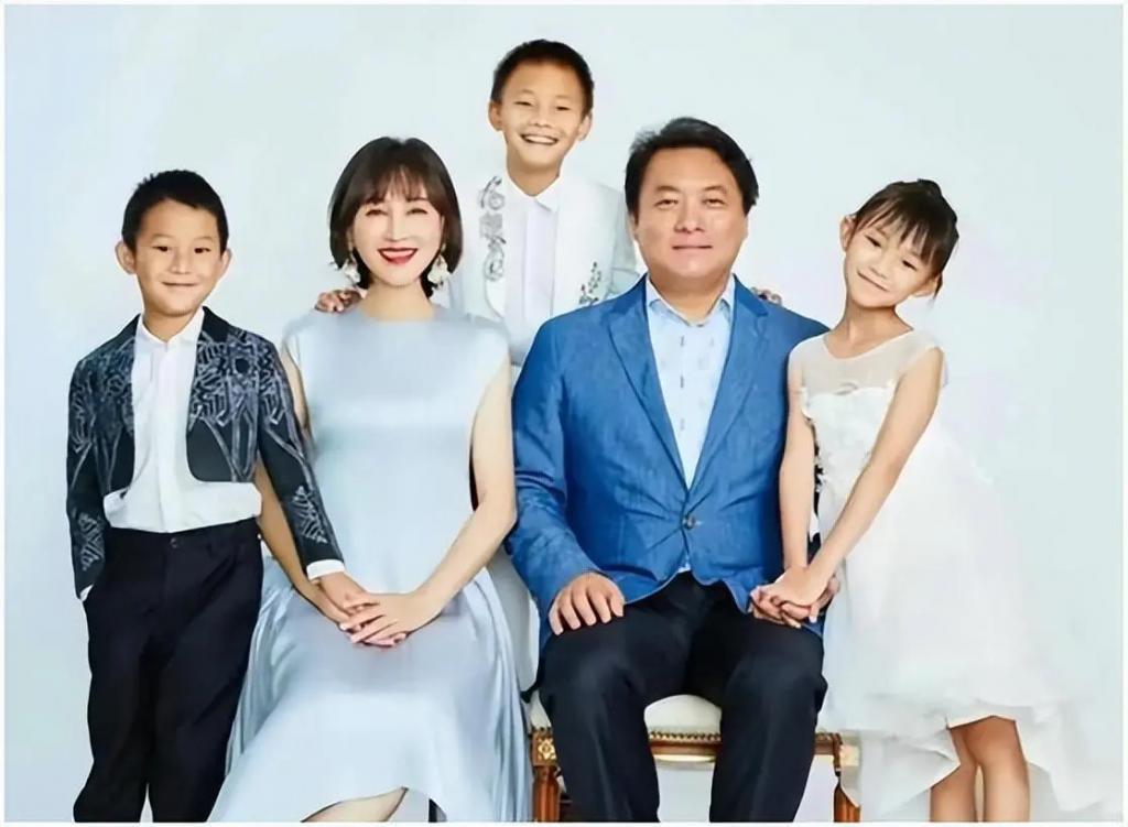 19岁与导演私奔，克服病痛后连生3胎，丈夫用7部剧捧红她