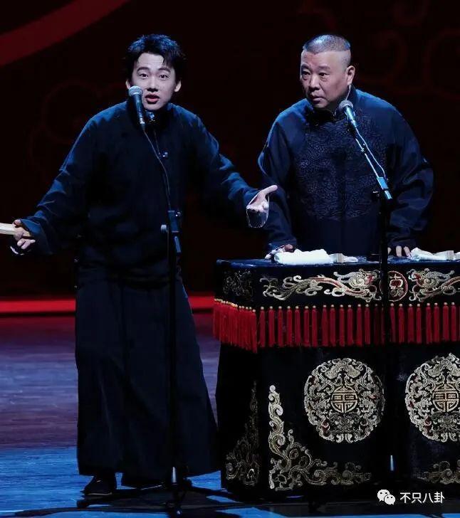 跨年夜德云社郭德纲父子同台说相声，郭麒麟放下往事了吗？