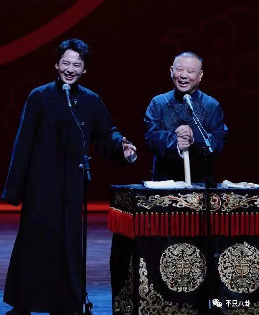 跨年夜德云社郭德纲父子同台说相声，郭麒麟放下往事了吗？