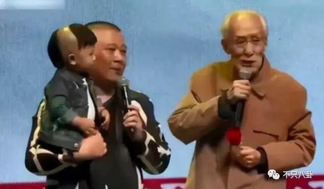跨年夜德云社郭德纲父子同台说相声，郭麒麟放下往事了吗？
