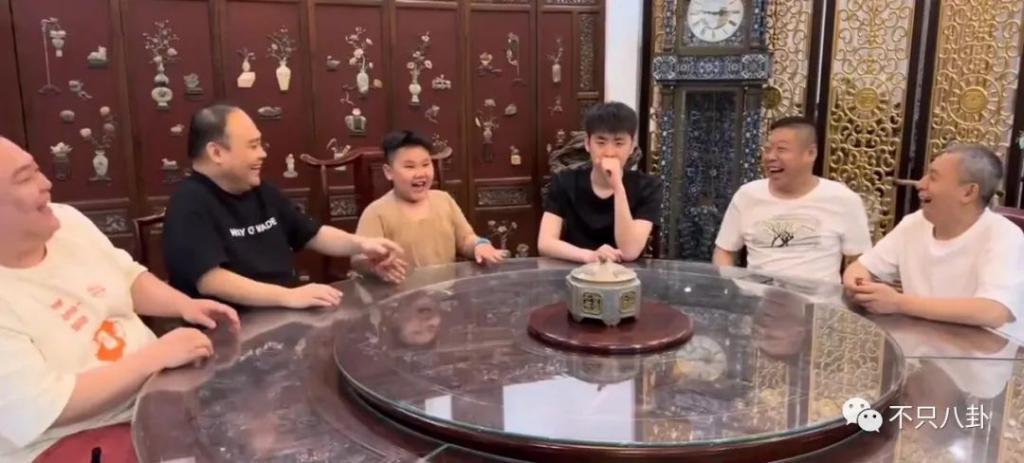 跨年夜德云社郭德纲父子同台说相声，郭麒麟放下往事了吗？