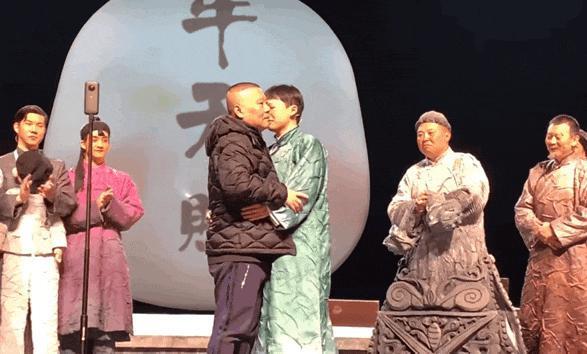 跨年夜德云社郭德纲父子同台说相声，郭麒麟放下往事了吗？