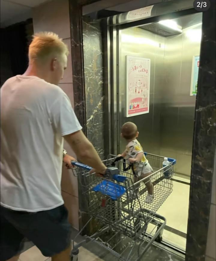 还记得俄罗斯混血萌娃川川吗？上的幼儿园中途跑路了？