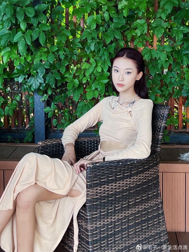 还记得俄罗斯混血萌娃川川吗？上的幼儿园中途跑路了？