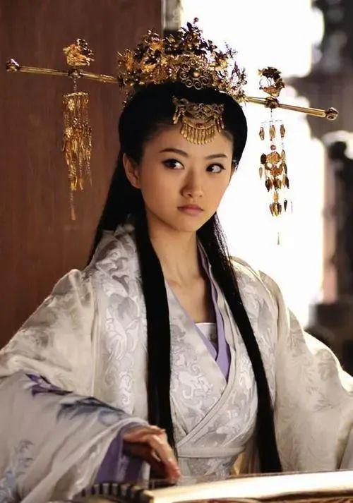 从被骂资源咖到全网夸“人间富贵花”，她是越来越出圈了