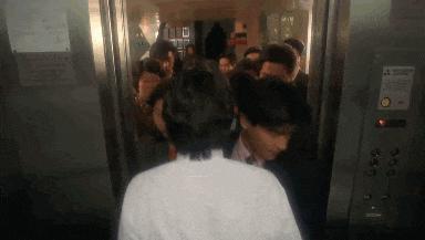 悄悄说，有一部9.5分的「年会」现在看不见了