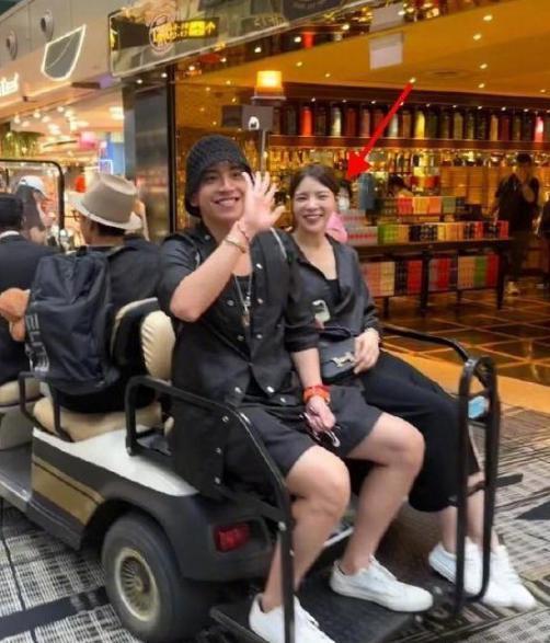 他俩果然分手了。