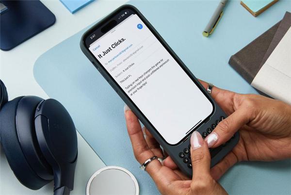 潮流是个轮回！iPhone实体键盘配件上市：标准QWERTY布局