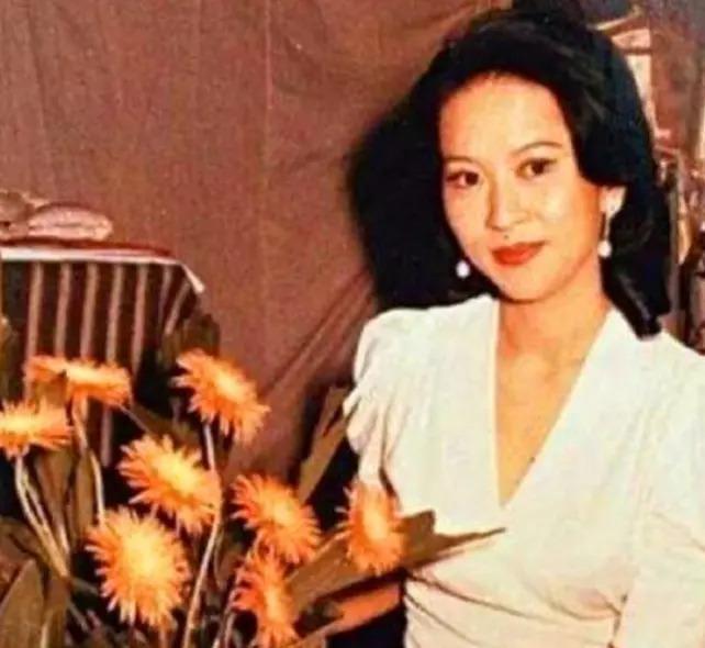 她为嫁富豪穿30年塑身衣，丈夫临终前：只分她一元遗产