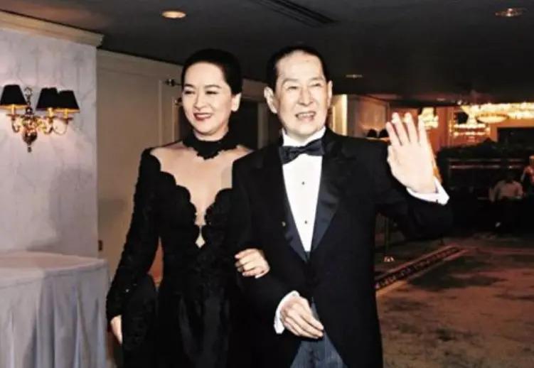 她为嫁富豪穿30年塑身衣，丈夫临终前：只分她一元遗产