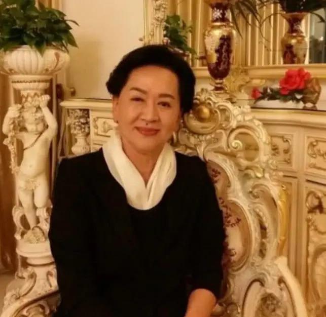 她为嫁富豪穿30年塑身衣，丈夫临终前：只分她一元遗产