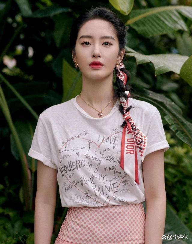 与刘亦菲干爹分手了？杨采钰新恋情曝光，与男子同回酒店