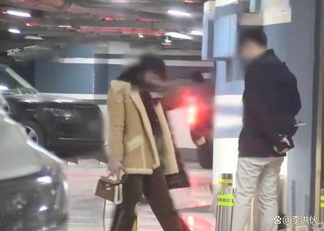 与刘亦菲干爹分手了？杨采钰新恋情曝光，与男子同回酒店