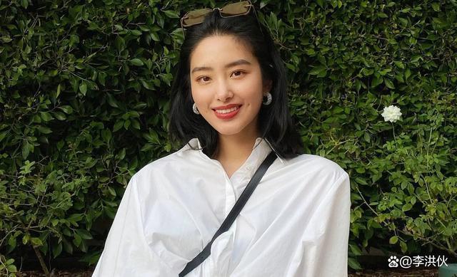 与刘亦菲干爹分手了？杨采钰新恋情曝光，与男子同回酒店