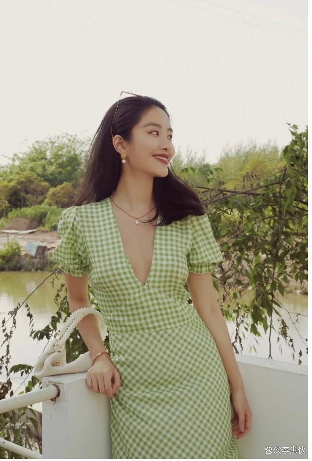 与刘亦菲干爹分手了？杨采钰新恋情曝光，与男子同回酒店