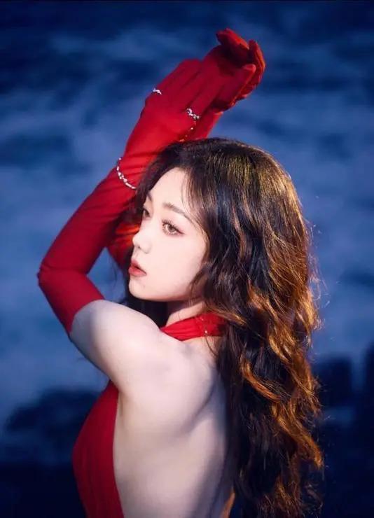 女星跨年晚会丢2万戒指，哭诉赔偿不起，网友：别装了！