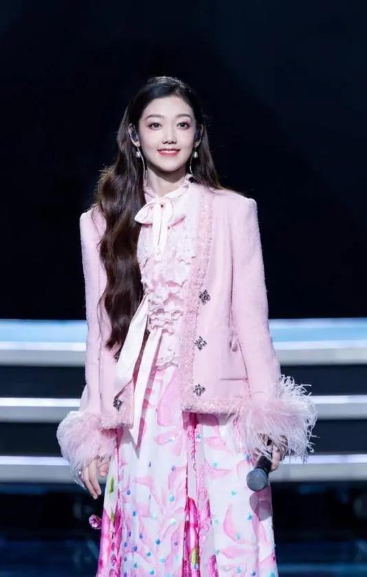 女星跨年晚会丢2万戒指，哭诉赔偿不起，网友：别装了！