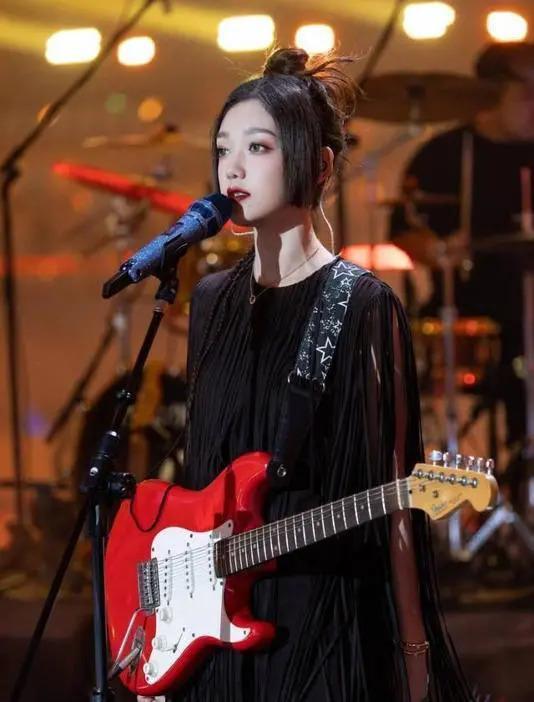 女星跨年晚会丢2万戒指，哭诉赔偿不起，网友：别装了！