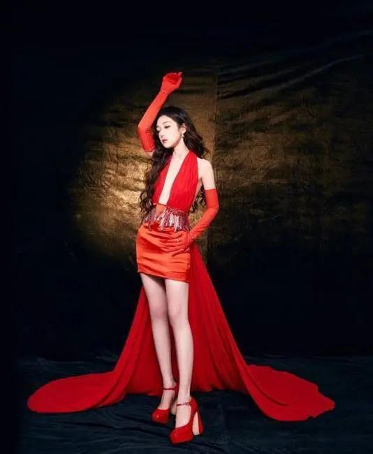 女星跨年晚会丢2万戒指，哭诉赔偿不起，网友：别装了！