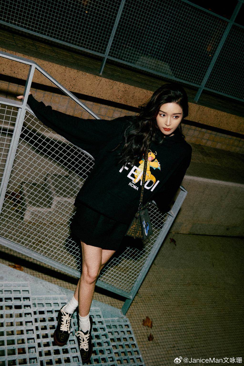 文咏珊穿短裤露纤细美腿 卷发红唇太撩人