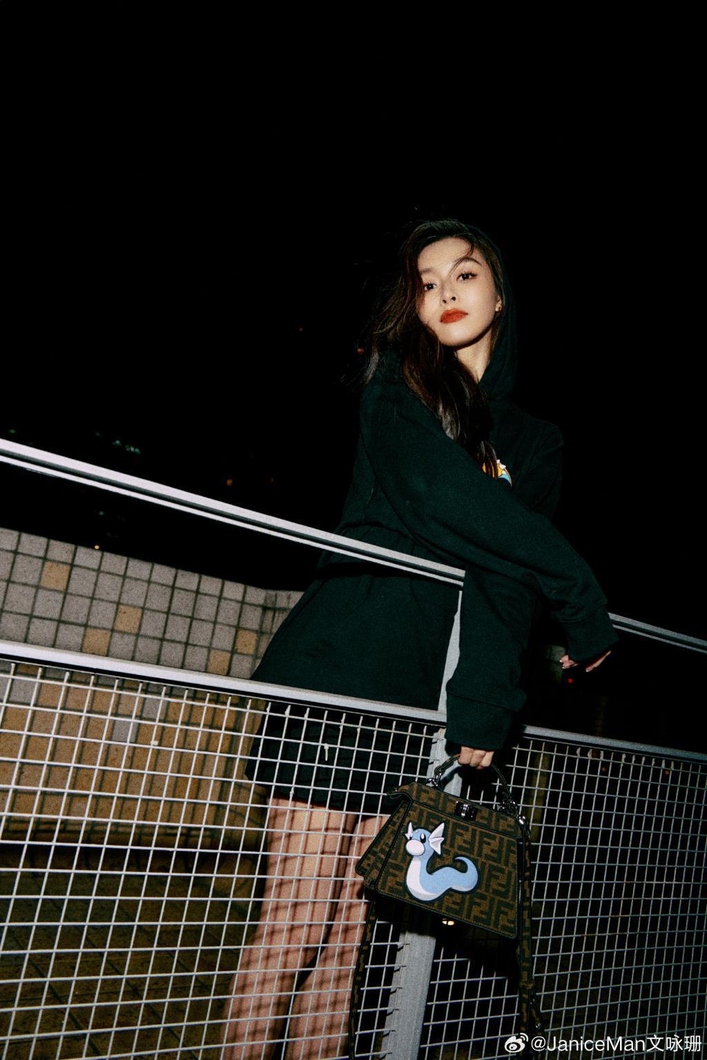 文咏珊穿短裤露纤细美腿 卷发红唇太撩人