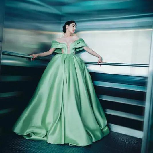 迪丽热巴真敢穿，领口开叉至腰间，太性感