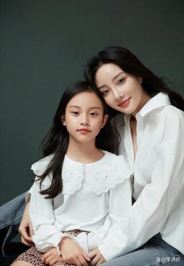 李小璐丑闻再成热点，甜馨怒怼恶评，网友点赞：怼得好